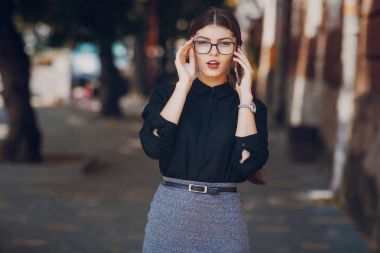 Gözlüklü esmer güzel