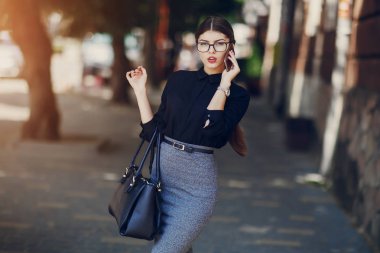 Gözlüklü esmer güzel