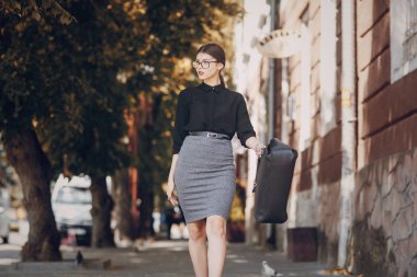 Gözlüklü esmer güzel