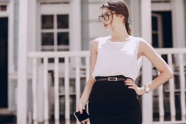 Hermosa morena con gafas —  Fotos de Stock