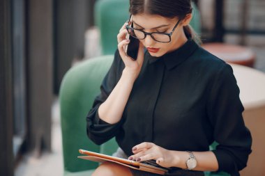 Gözlüklü esmer güzel