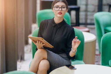 Gözlüklü esmer güzel