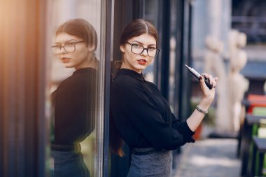 Gözlüklü esmer güzel