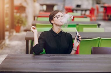 Gözlüklü esmer güzel