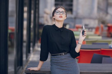 Gözlüklü esmer güzel