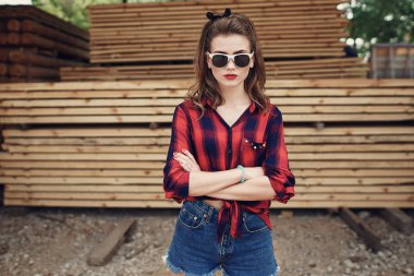 Pin-up kızı sokakta