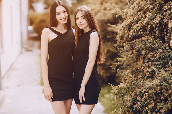Два красивих дівчат — стокове фото