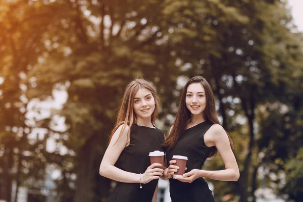 Twee mooie meisjes — Stockfoto