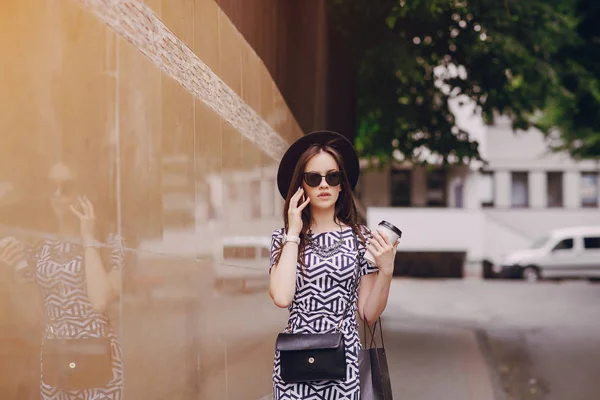 Hermosa chica en la calle — Foto de Stock