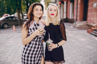 sokakta güzel kızlar