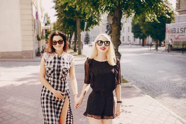 Mooie meisjes op straat — Stockfoto
