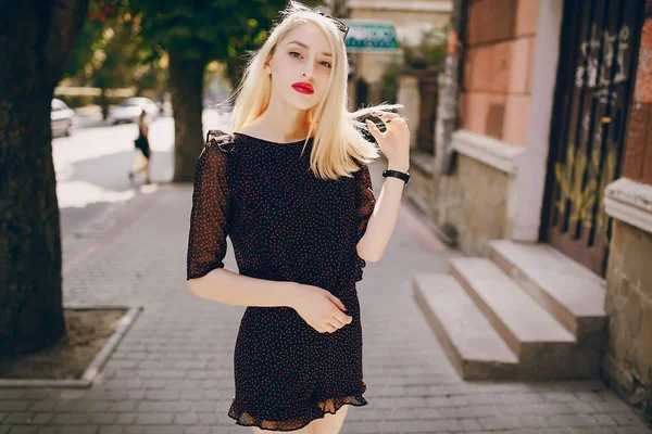 Beautiful girls on the street — Stock Photo, Image