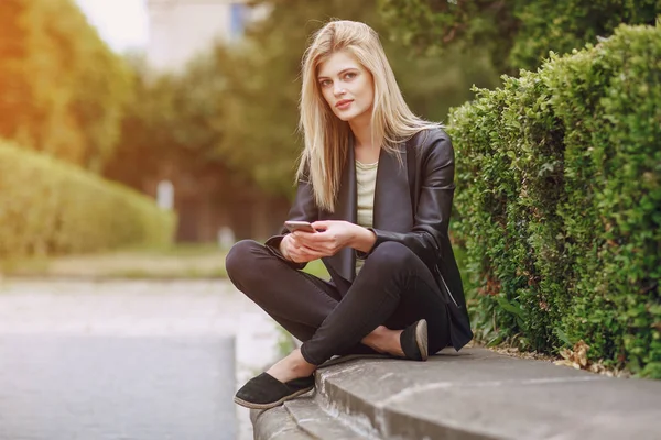 güzel sarışın sokakta