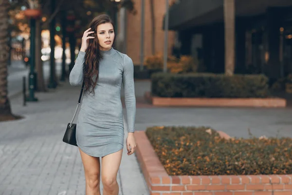 Hermosa chica en la calle —  Fotos de Stock