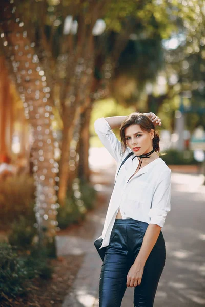 Menina bonita na rua — Fotografia de Stock