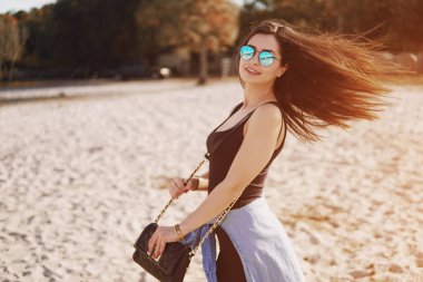 Kız bir ata binmek hazırlanıyor