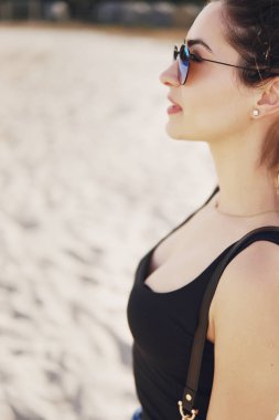 Kız bir ata binmek hazırlanıyor