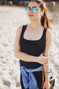 Kız bir ata binmek hazırlanıyor