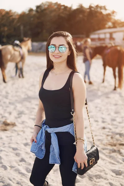 Chica preparándose para montar a caballo — Foto de Stock