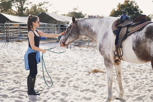 Meisje voorbereiding om te rijden een paard — Stockfoto