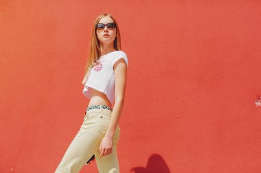 Sokakta genç modeli