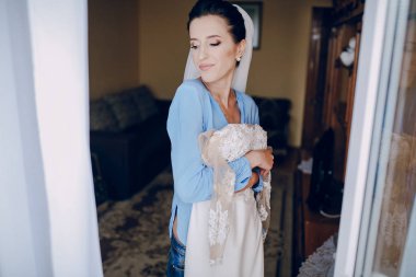 Gelin beyaz elbise ile