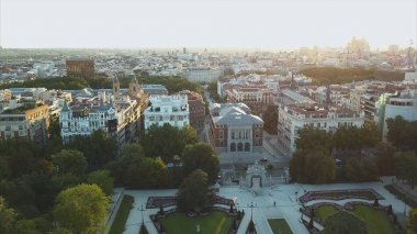 Uçuş dronlar Madrid Retiro ve Prado Müzesi ünlü Park üzerinde