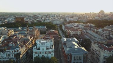 Uçuş dronlar Madrid Retiro ve Prado Müzesi ünlü Park üzerinde