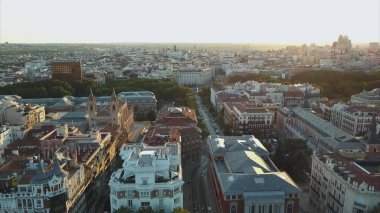 Uçuş dronlar Madrid Retiro ve Prado Müzesi ünlü Park üzerinde