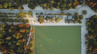 Uçuş dronlar ünlü Madrid Retiro parkının içinde