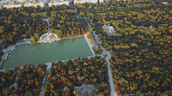 Flyg drönare över den berömda parken Retiro i Madrid — Stockfoto