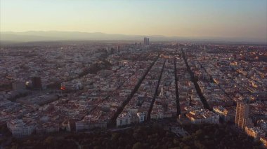 Akşam Madrid manzaralı bir ev ve yol üzerinde uçmak
