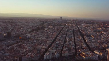 Akşam Madrid manzaralı bir ev ve yol üzerinde uçmak