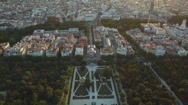 Uçuş dronlar Madrid Retiro ve Prado Müzesi ünlü Park üzerinde