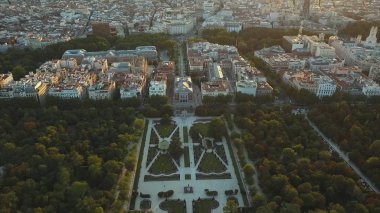 Uçuş dronlar Madrid Retiro ve Prado Müzesi ünlü Park üzerinde