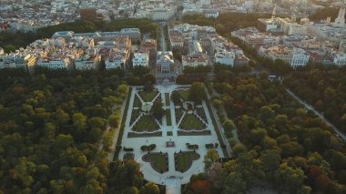 Uçuş dronlar Madrid Retiro ve Prado Müzesi ünlü Park üzerinde