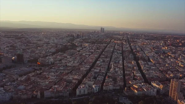Akşam Madrid manzaralı bir ev ve yol üzerinde uçmak