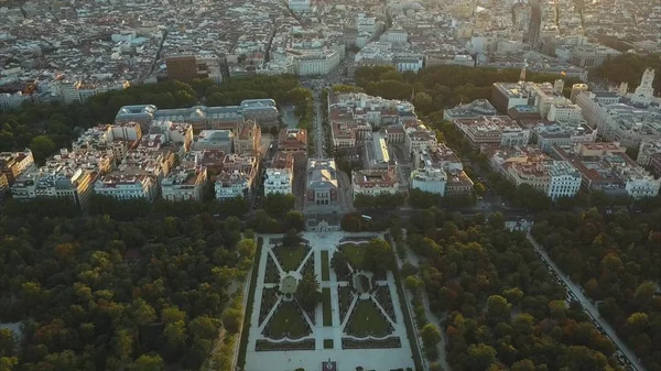 Uçuş dronlar Madrid Retiro ve Prado Müzesi ünlü Park üzerinde