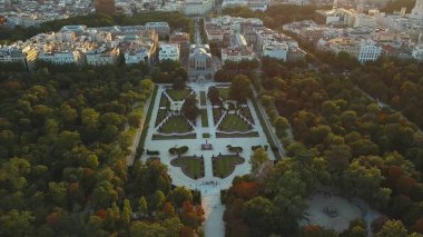 Uçuş dronlar Madrid Retiro ve Prado Müzesi ünlü Park üzerinde
