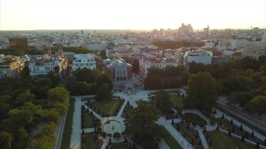Uçuş dronlar Madrid Retiro ve Prado Müzesi ünlü Park üzerinde