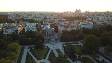 Uçuş dronlar Madrid Retiro ve Prado Müzesi ünlü Park üzerinde