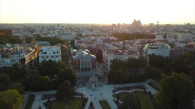 Uçuş dronlar Madrid Retiro ve Prado Müzesi ünlü Park üzerinde