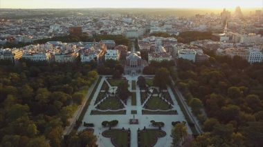 Uçuş dronlar Madrid Retiro ve Prado Müzesi ünlü Park üzerinde