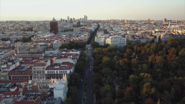 Akşam Madrid manzaralı bir ev ve yol üzerinde uçmak