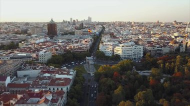 Akşam Madrid manzaralı bir ev ve yol üzerinde uçmak