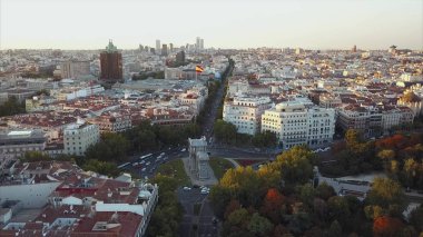 Akşam Madrid manzaralı bir ev ve yol üzerinde uçmak