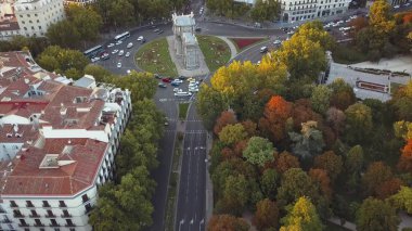 Akşam Madrid manzaralı bir ev ve yol üzerinde uçmak