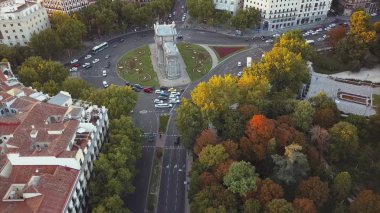 Akşam Madrid manzaralı bir ev ve yol üzerinde uçmak