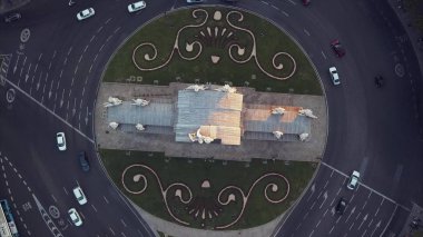 Akşam Madrid manzaralı bir ev ve yol üzerinde uçmak