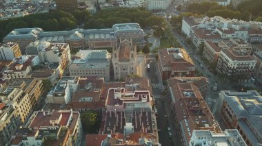 Akşam Madrid manzaralı bir ev ve yol üzerinde uçmak